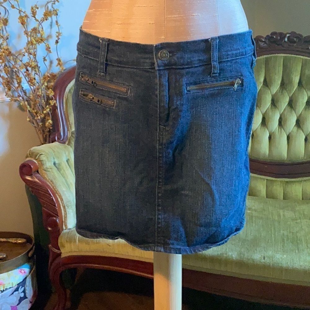 Old Navy, denim skirt with zipper pockets. Women’s 8.